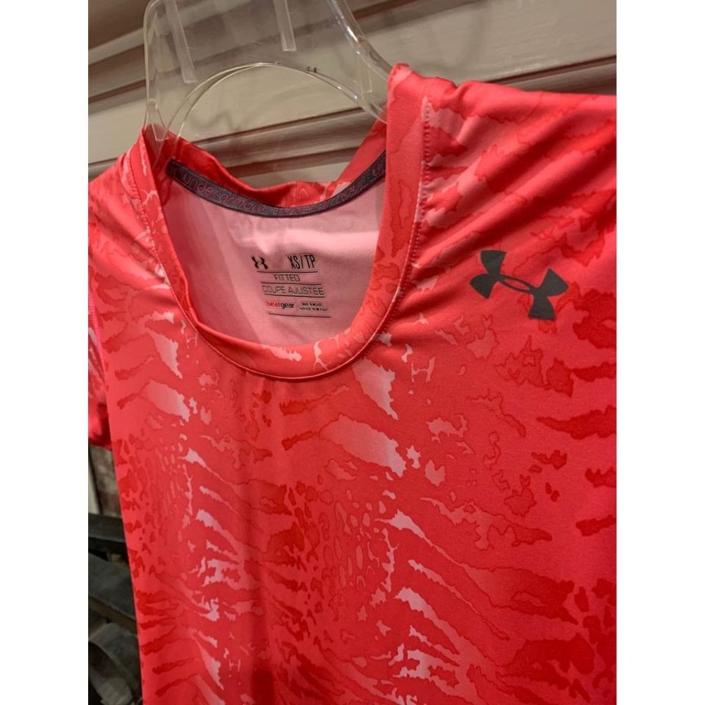 Under Armour tiger stripe top, womens size XS (bin CC) - Picture 2 of 5